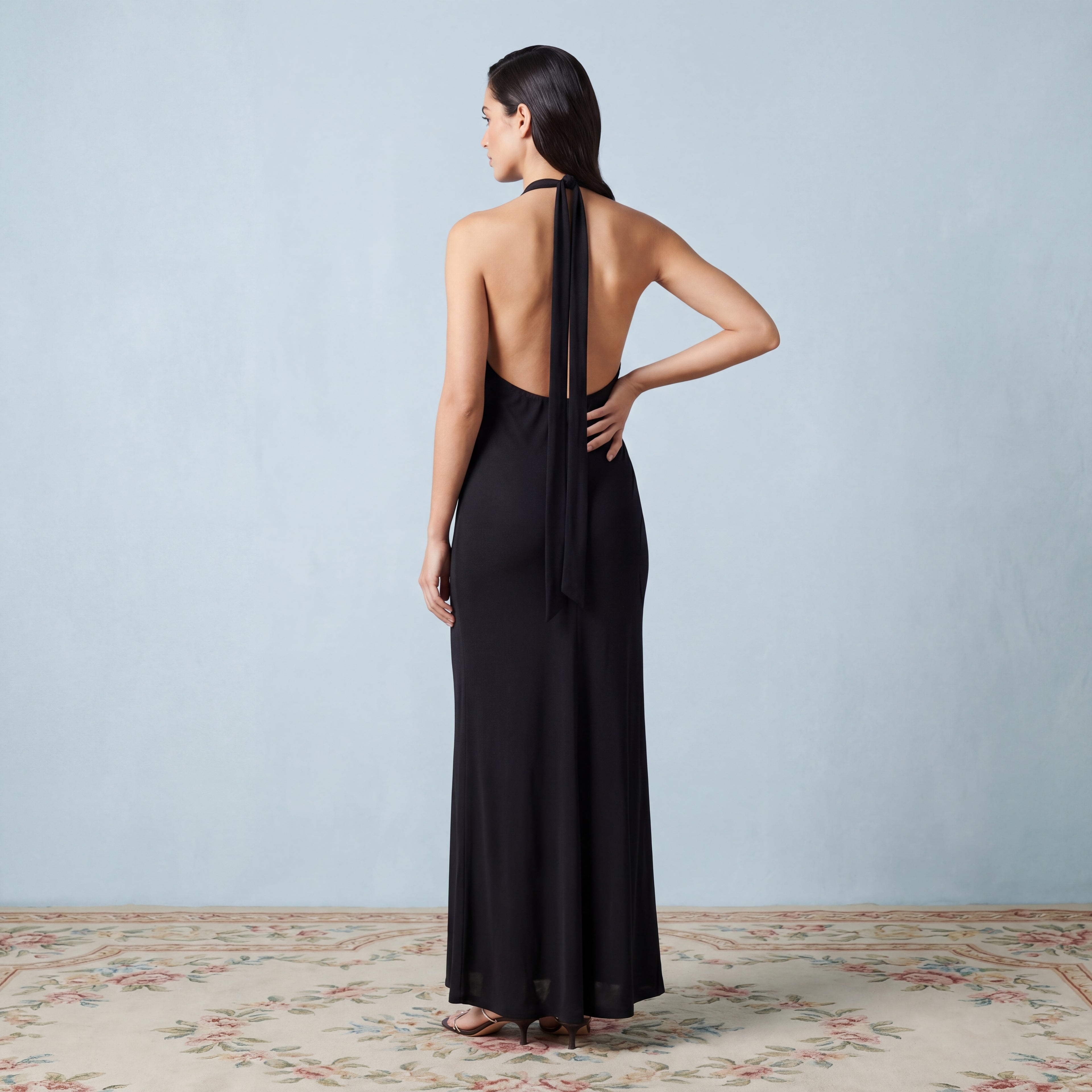 Alia - Vestido Halter Negro con Abertura Lateral