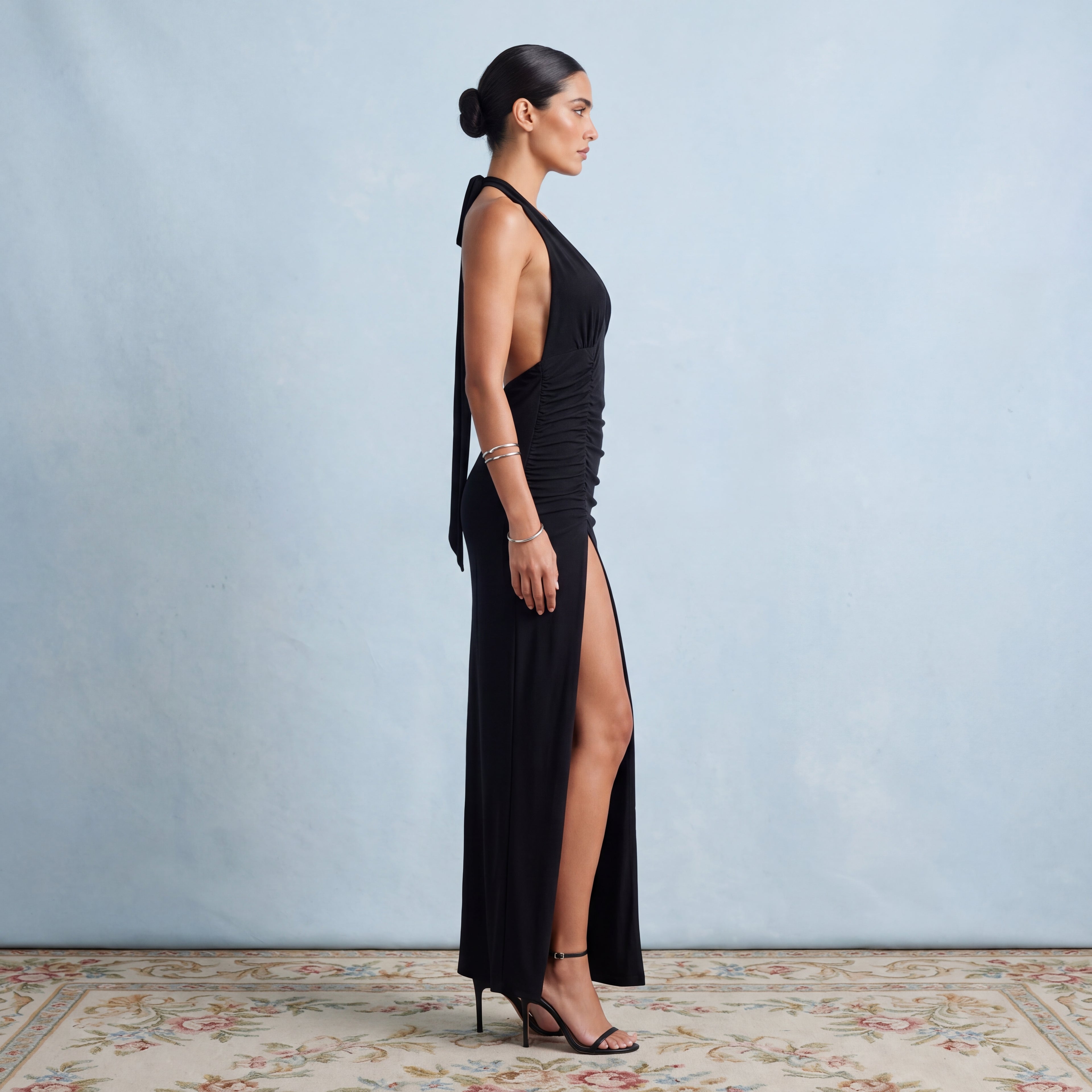 Alia - Vestido Halter Negro con Abertura Lateral