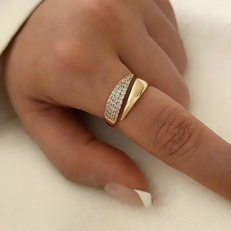 Aura - Elegante anillo de oro con piedras brillantes