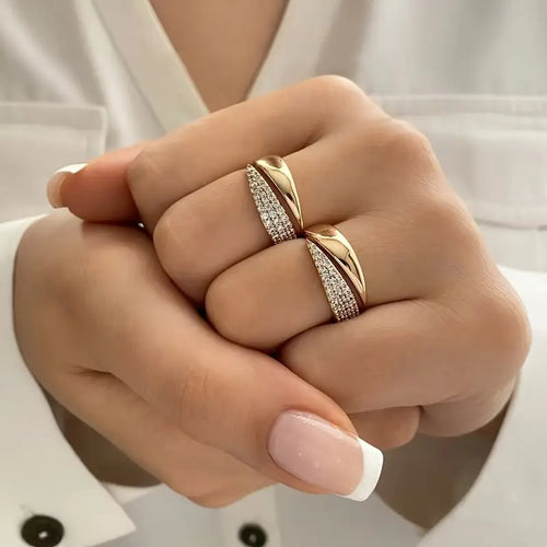 Elegante anillo de oro con piedras brillantes | KÀLIA - foto principal