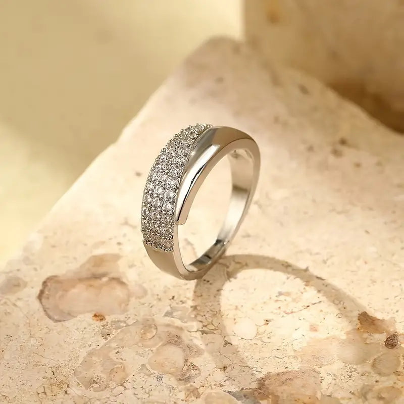 Aura - Elegante anillo de oro con piedras brillantes
