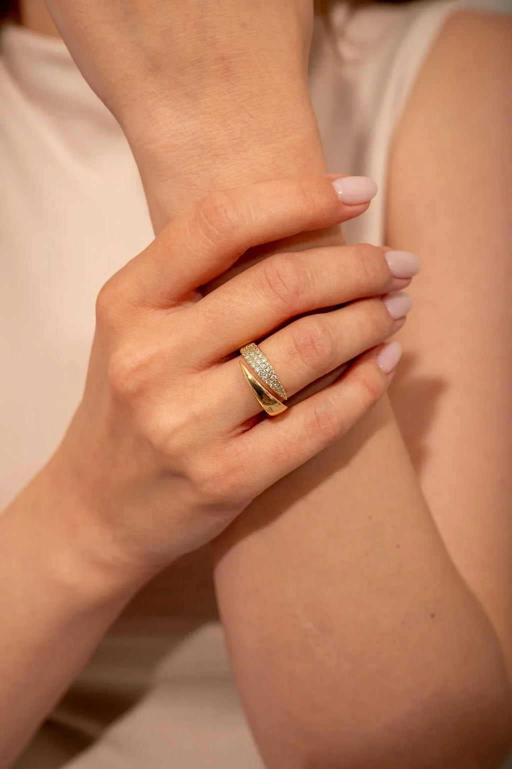 Aura - Elegante anillo de oro con piedras brillantes