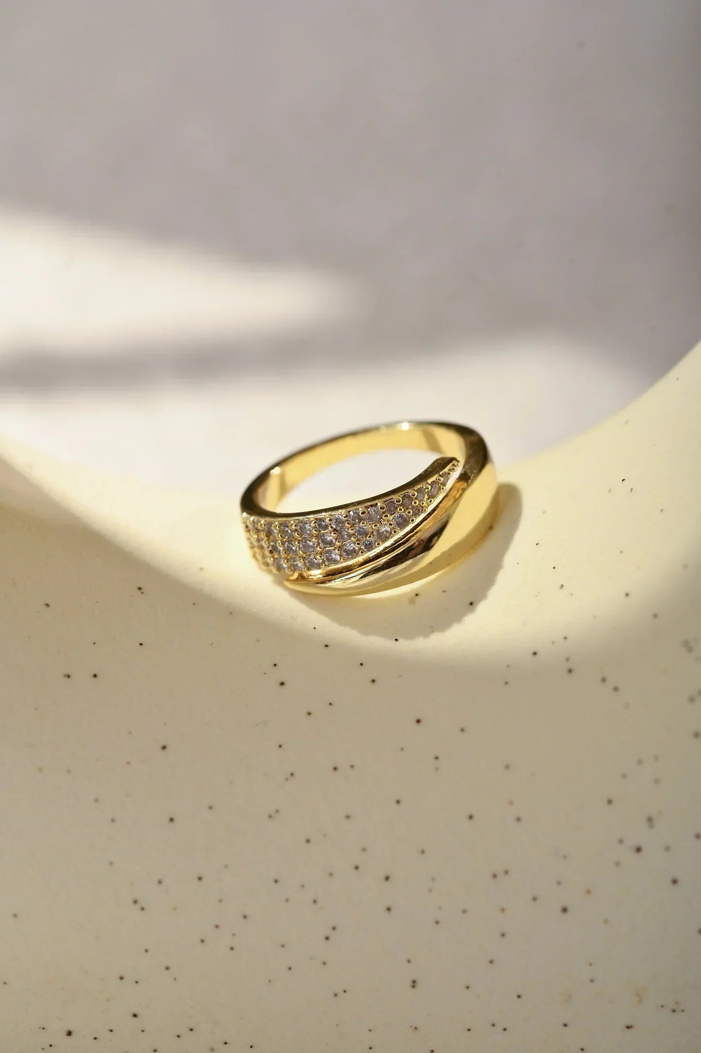 Aura - Elegante anillo de oro con piedras brillantes