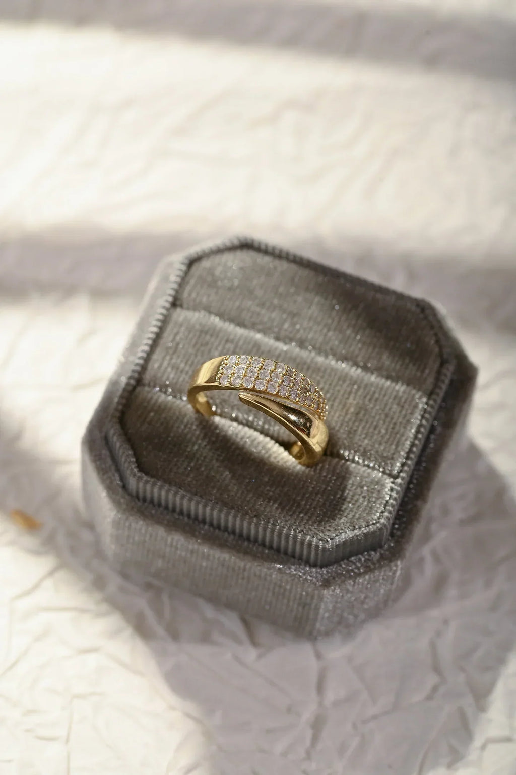 Aura - Elegante anillo de oro con piedras brillantes