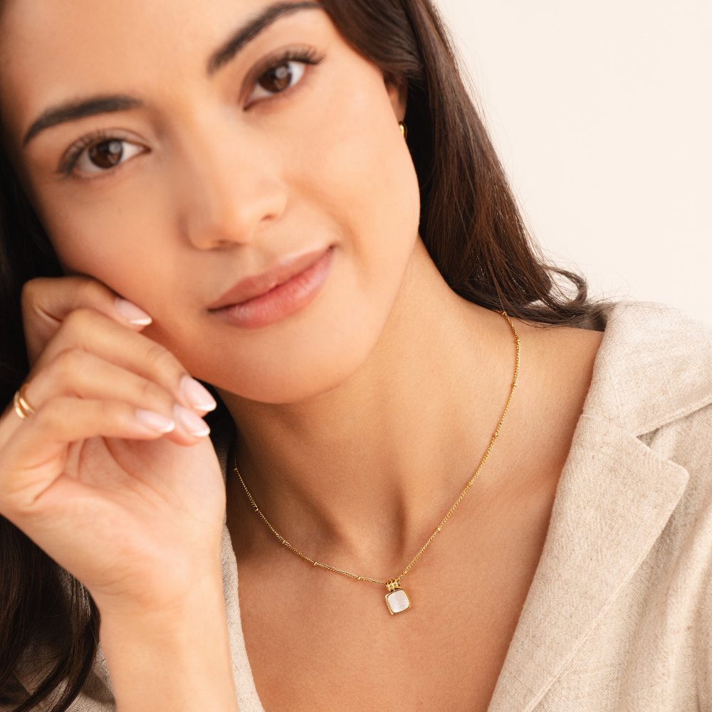 Lucía - Collar con colgante de concha blanca