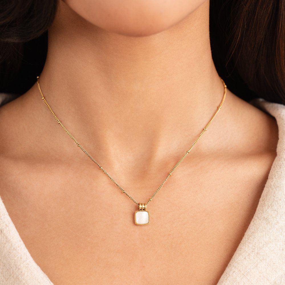 Lucía - Collar con colgante de concha blanca