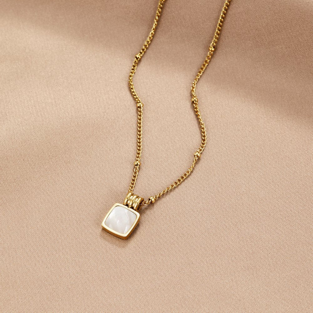 Lucía - Collar con colgante de concha blanca
