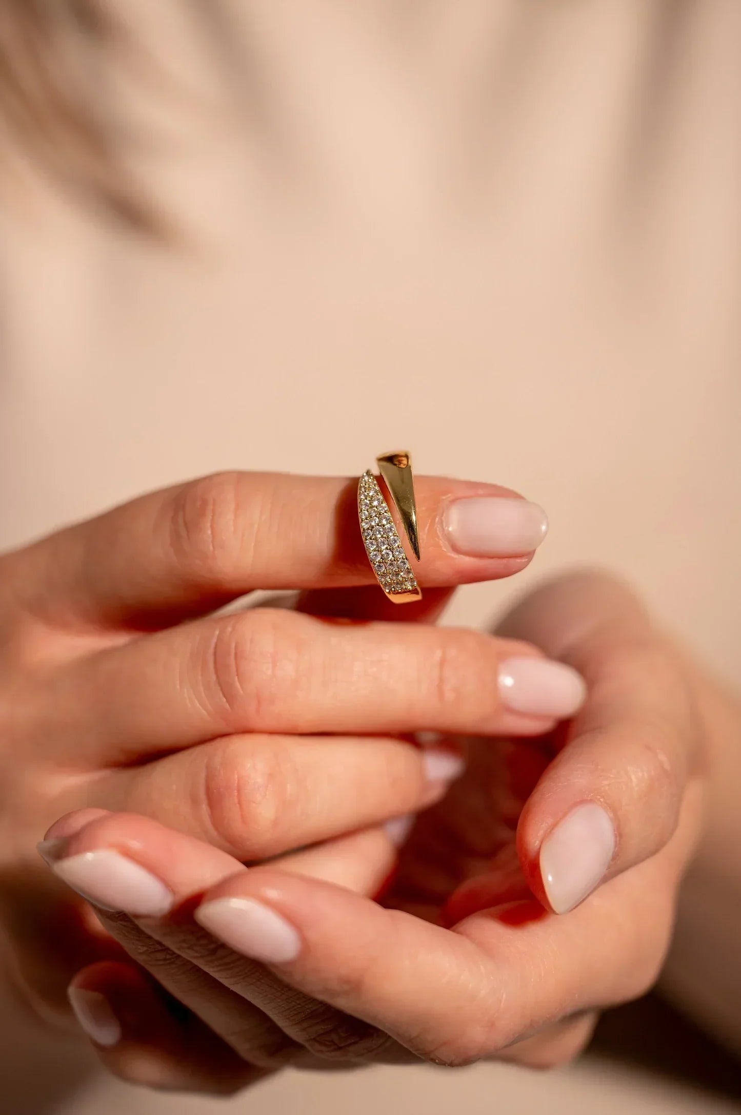 Aura - Elegante anillo de oro con piedras brillantes