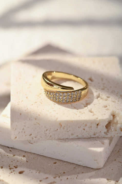 Elegante anillo de oro con piedras brillantes | KÀLIA - vista 2