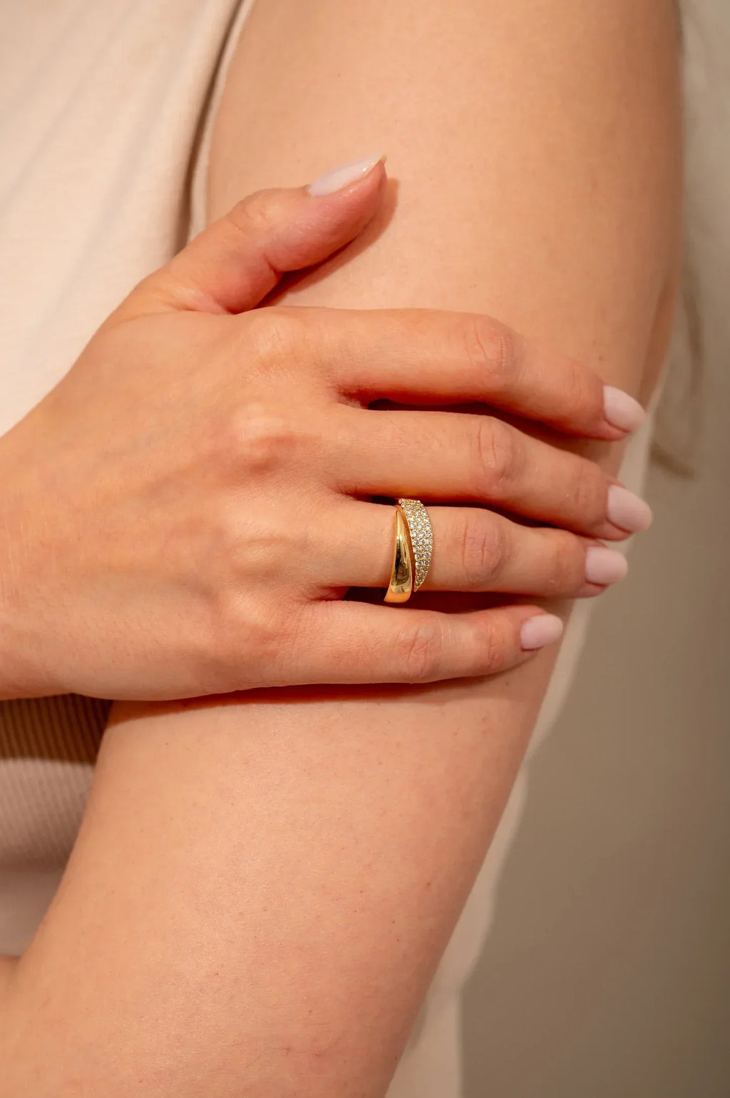Aura - Elegante anillo de oro con piedras brillantes